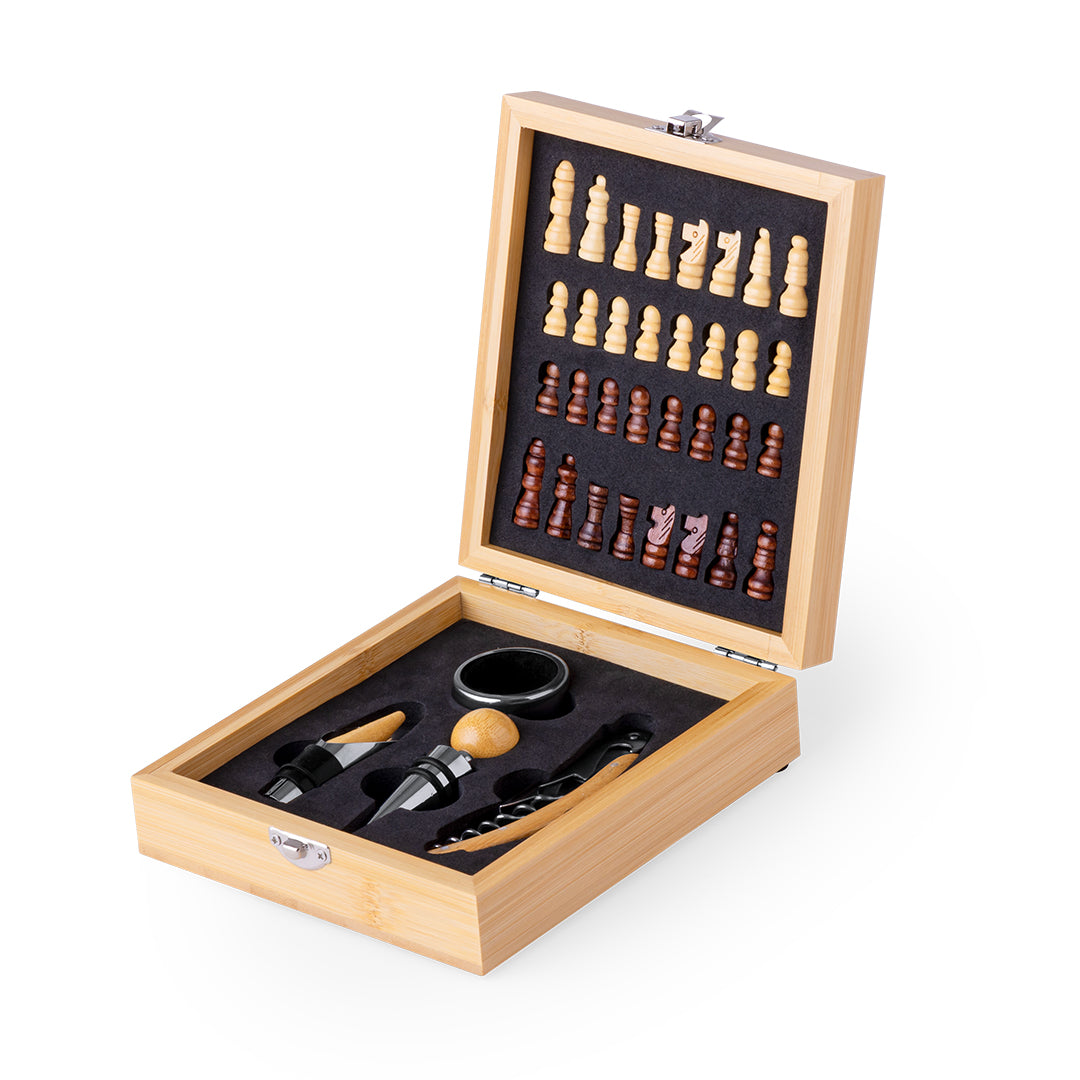 Einzigartiges Bamboo Chess Sommelier Set mit Schachspiel und Wein-Accessoires aus Bambus und Edelstahl.