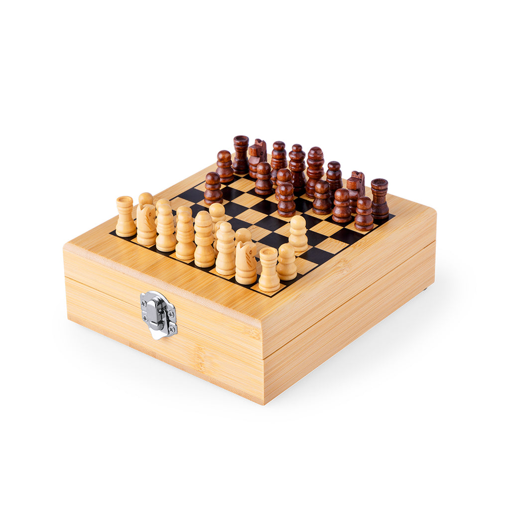 Einzigartiges Bamboo Chess Sommelier Set mit Schachspiel und Wein-Accessoires aus Bambus und Edelstahl.
