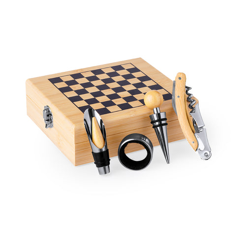 Einzigartiges Bamboo Chess Sommelier Set mit Schachspiel und Wein-Accessoires aus Bambus und Edelstahl.