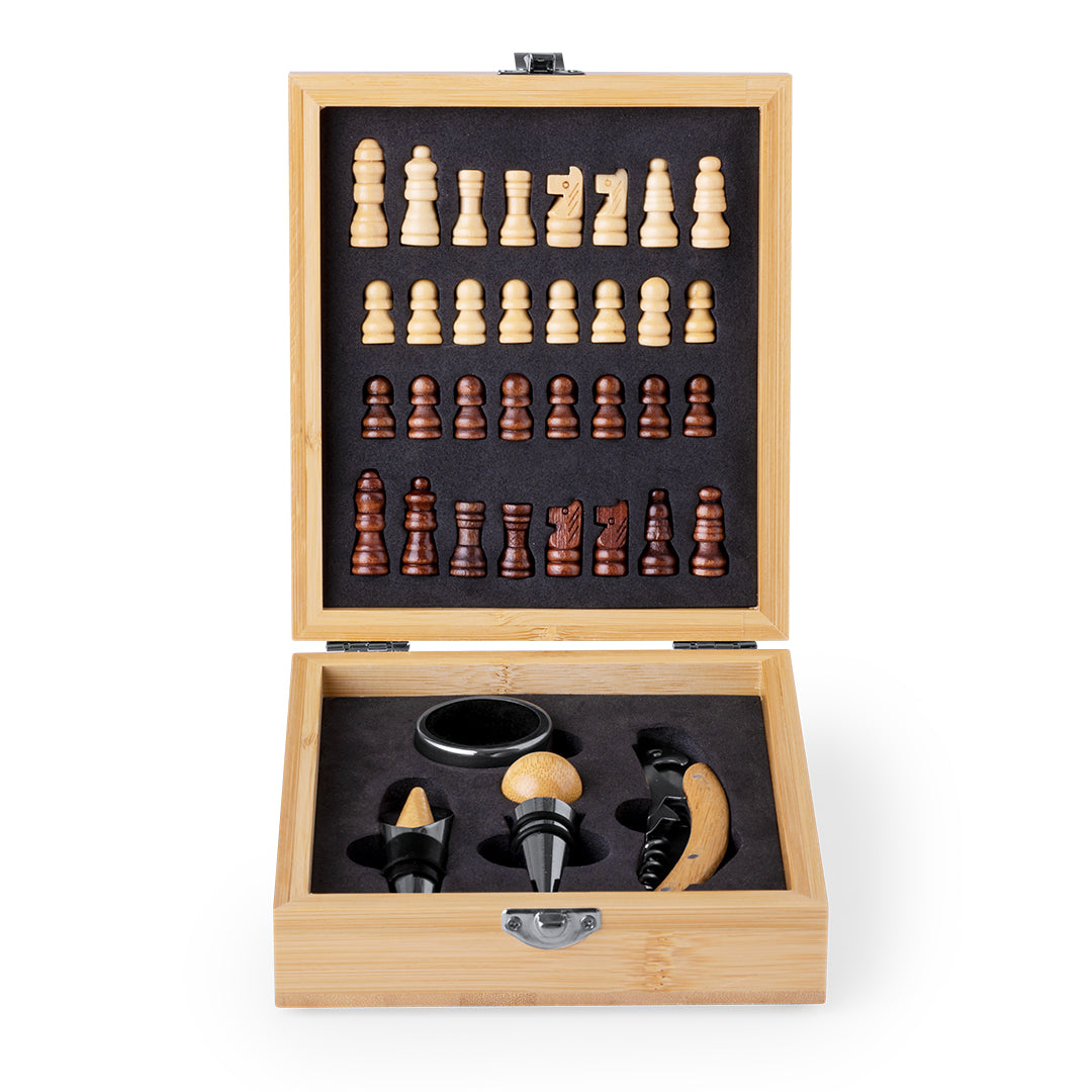 Einzigartiges Bamboo Chess Sommelier Set mit Schachspiel und Wein-Accessoires aus Bambus und Edelstahl.
