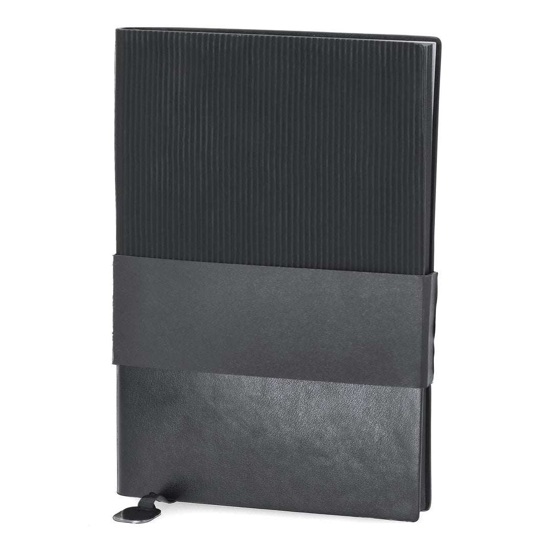 Elegant Black Premium Set mit Thermobecher, Notizbuch und Rollerpen in mattschwarzer Box.