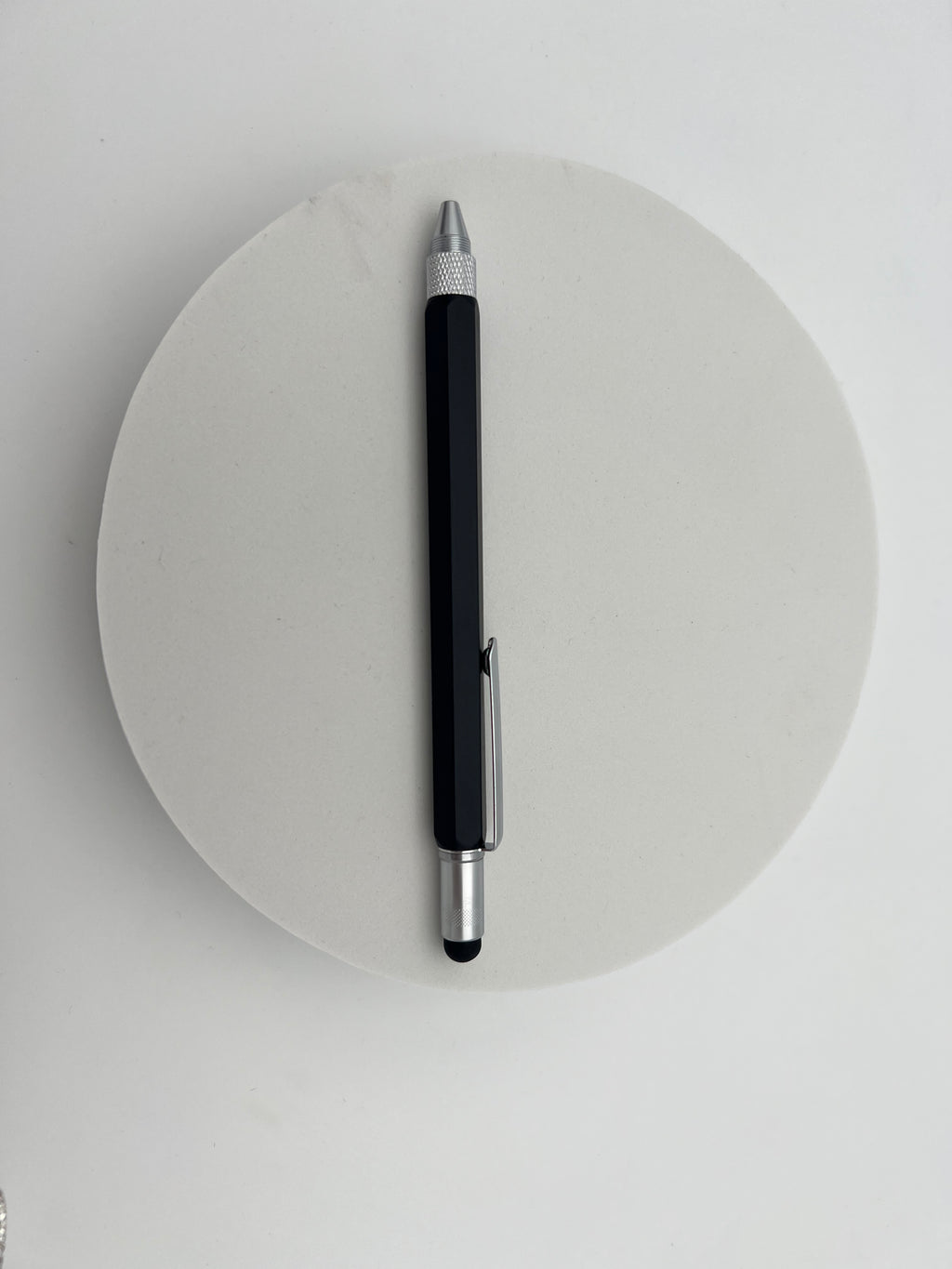 Multifunktions-Kugelschreiber Ingenious mit Lineal, Touchscreen-Stift und Schraubendreher, ideal für vielseitige Anwendungen.