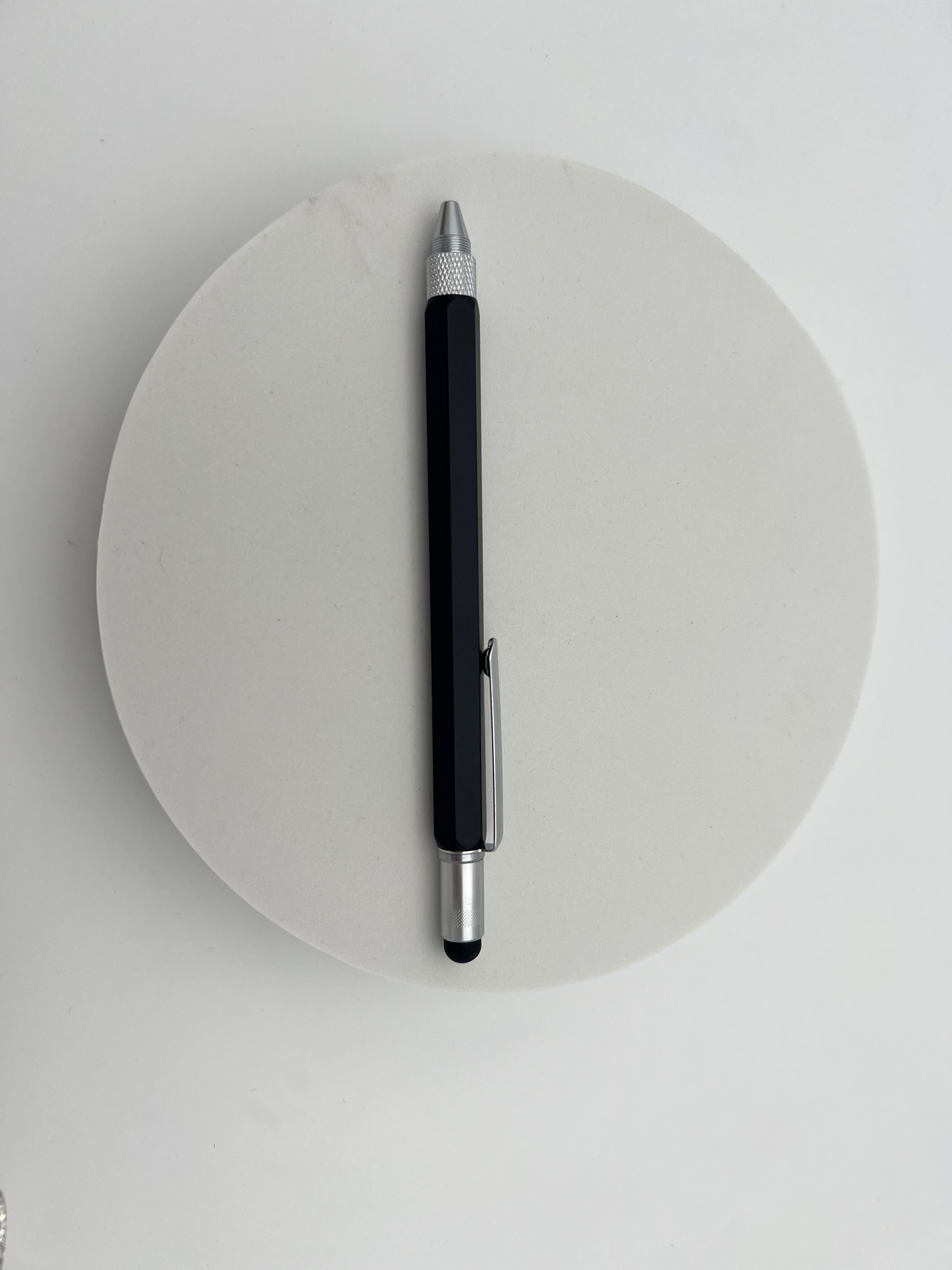 Multifunktions-Kugelschreiber Ingenious mit Lineal, Touchscreen-Stift und Schraubendreher, ideal für vielseitige Anwendungen.